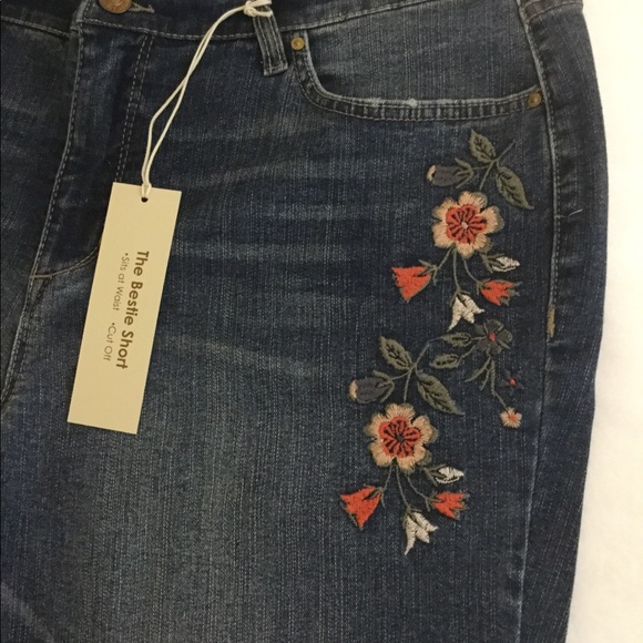 Size 14 Bestie Embroidered Short - Picture 2 of 8